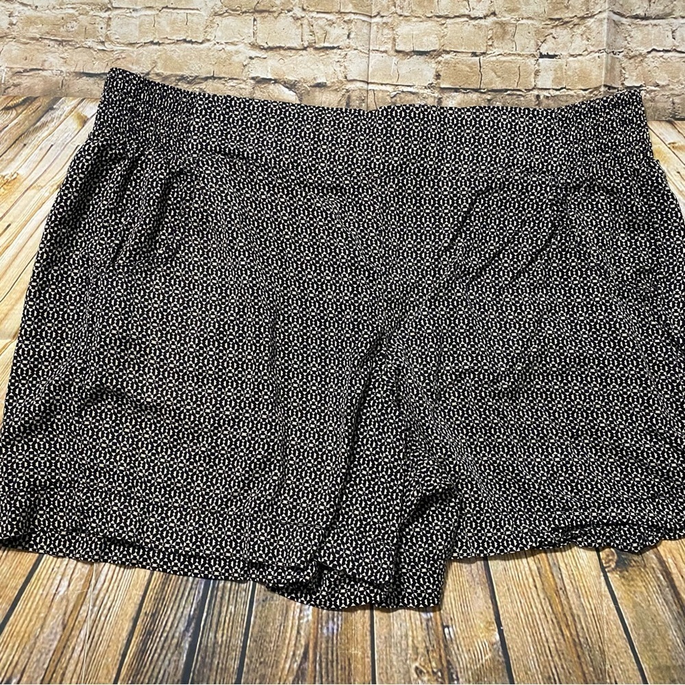 Lane Bryant Black Cream Printed Stretch Waist Pull On Shorts
